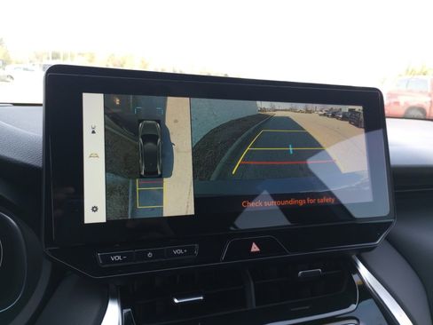 Used 2024 Toyota Venza Limited image 23