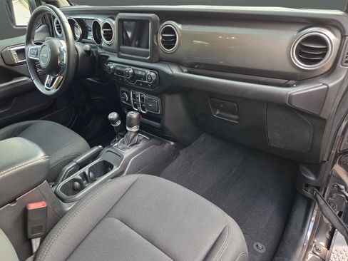 Used 2019 Jeep Wrangler Unlimited Sahara AWD/4WD image 15