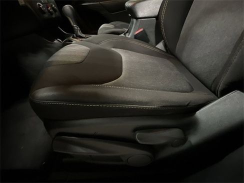 Used 2016 Jeep Cherokee Sport image 18