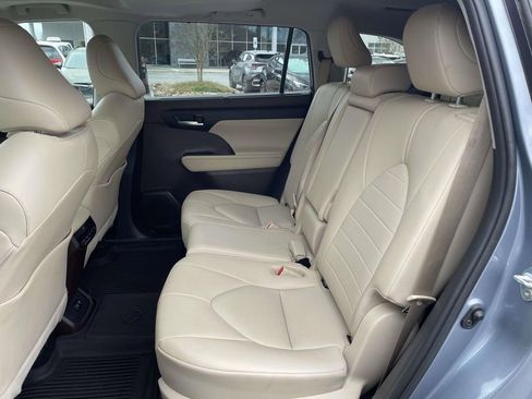 Used 2020 Toyota Highlander XLE image 4