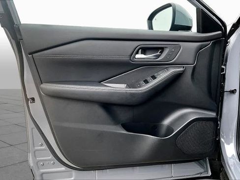 Certified 2025 Nissan Rogue SL w/ Tech Package FWD image 22