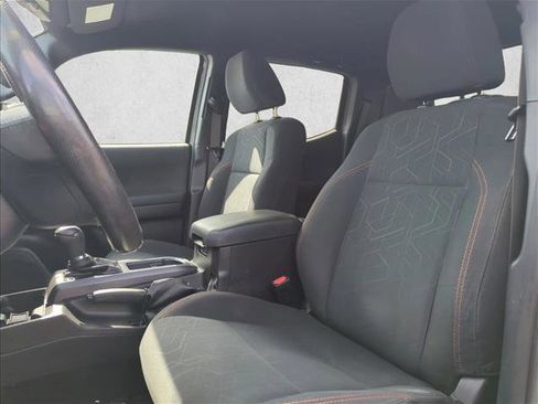 Used 2018 Toyota Tacoma TRD Off-Road w/ Technology Package image 18