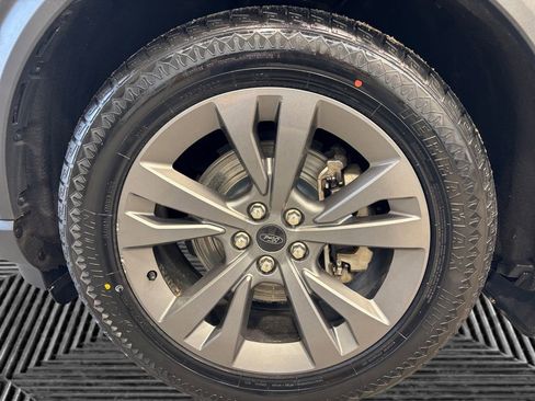 Used 2021 Ford Explorer XLT w/ Equipment Group 202A AWD/4WD image 14