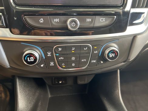 Used 2021 Chevrolet Traverse LT image 21