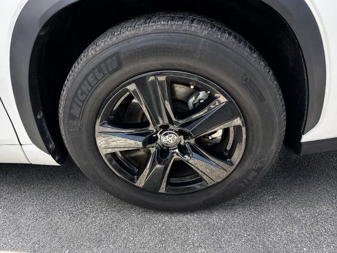 Used 2021 Toyota Highlander LE FWD image 3