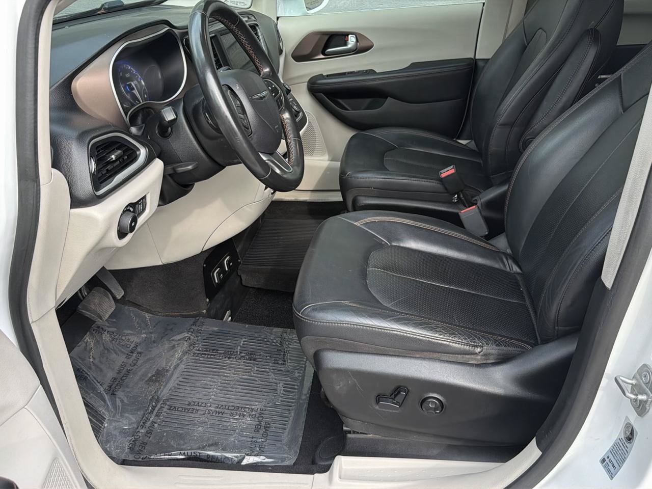Used 2018 Chrysler Pacifica Touring-L FWD image 19