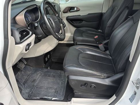 Used 2018 Chrysler Pacifica Touring-L FWD image 19