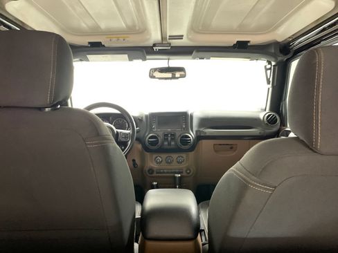 Used 2016 Jeep Wrangler Rubicon w/ Power Convenience Group AWD/4WD image 15
