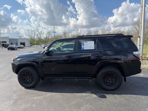 Used 2024 Toyota 4Runner TRD Off-Road Premium AWD/4WD image 3