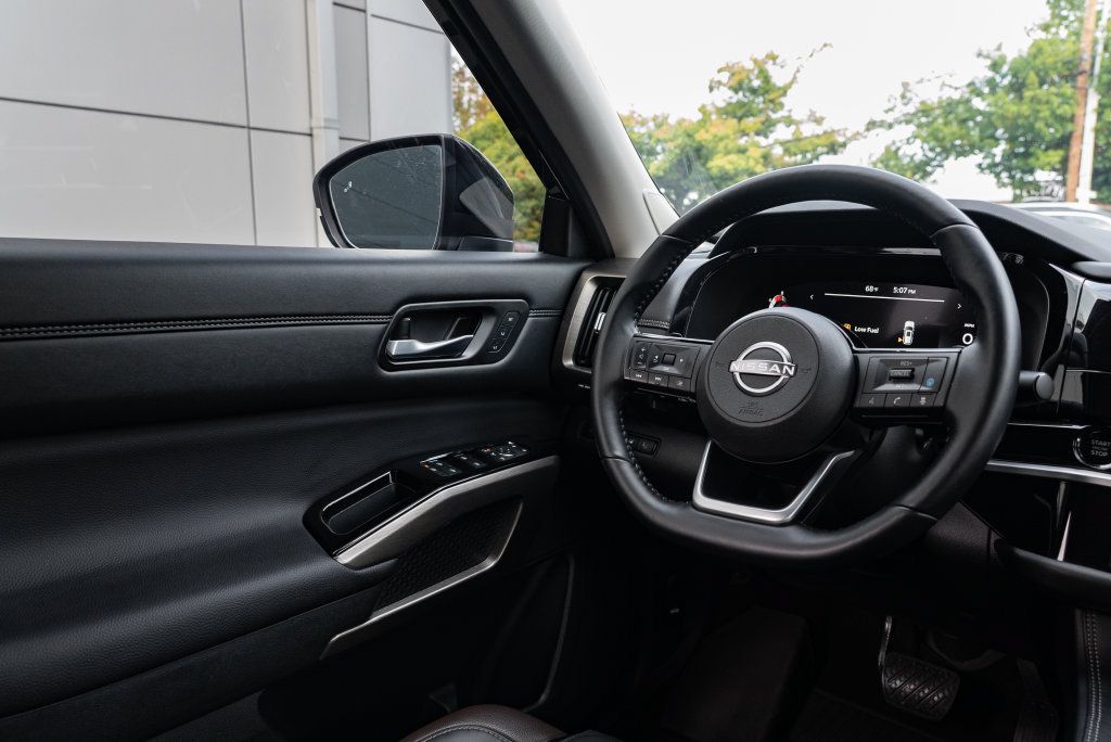 Used 2025 Nissan Pathfinder Platinum w/ Black Appearance Package AWD/4WD image 13