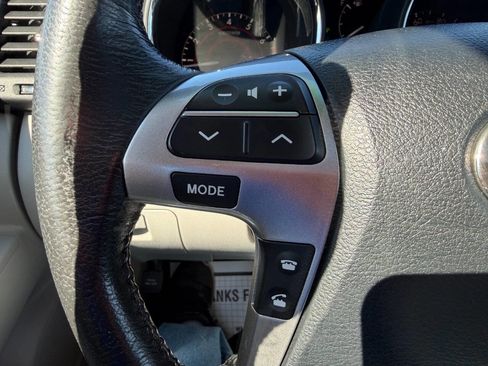 Used 2012 Toyota Highlander SE w/ Tow Pkg image 19