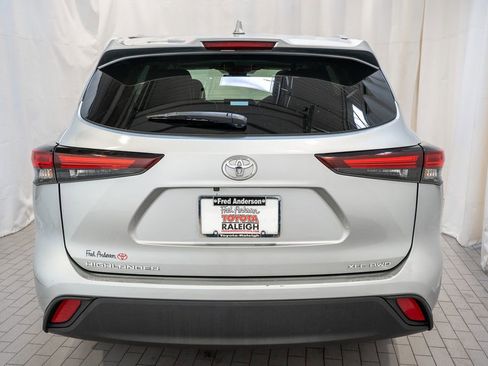 Used 2024 Toyota Highlander XLE image 5