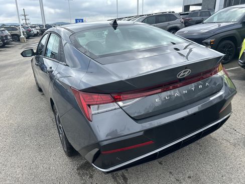 Used 2025 Hyundai Elantra SEL FWD image 5
