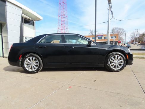 Used 2019 Chrysler 300 Touring L w/ Quick Order Package 22F image 8