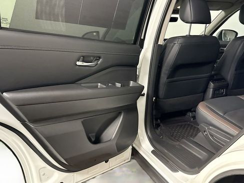 Used 2023 Nissan Pathfinder Platinum image 34