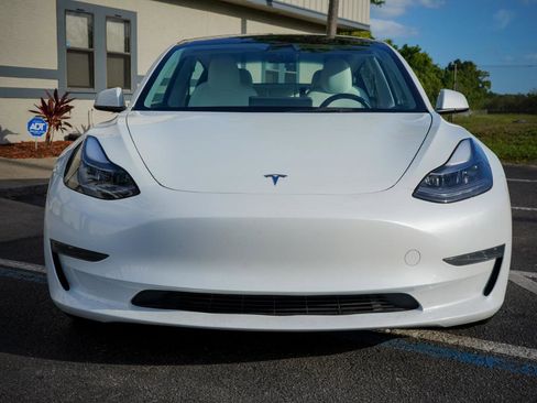 Used 2023 Tesla Model 3 Standard Range image 2
