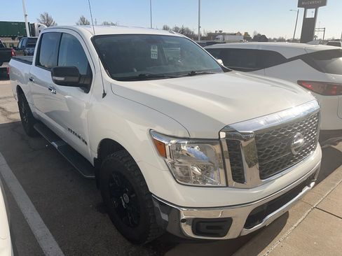 Used 2018 Nissan Titan SV w/ SV Convenience Package image 1