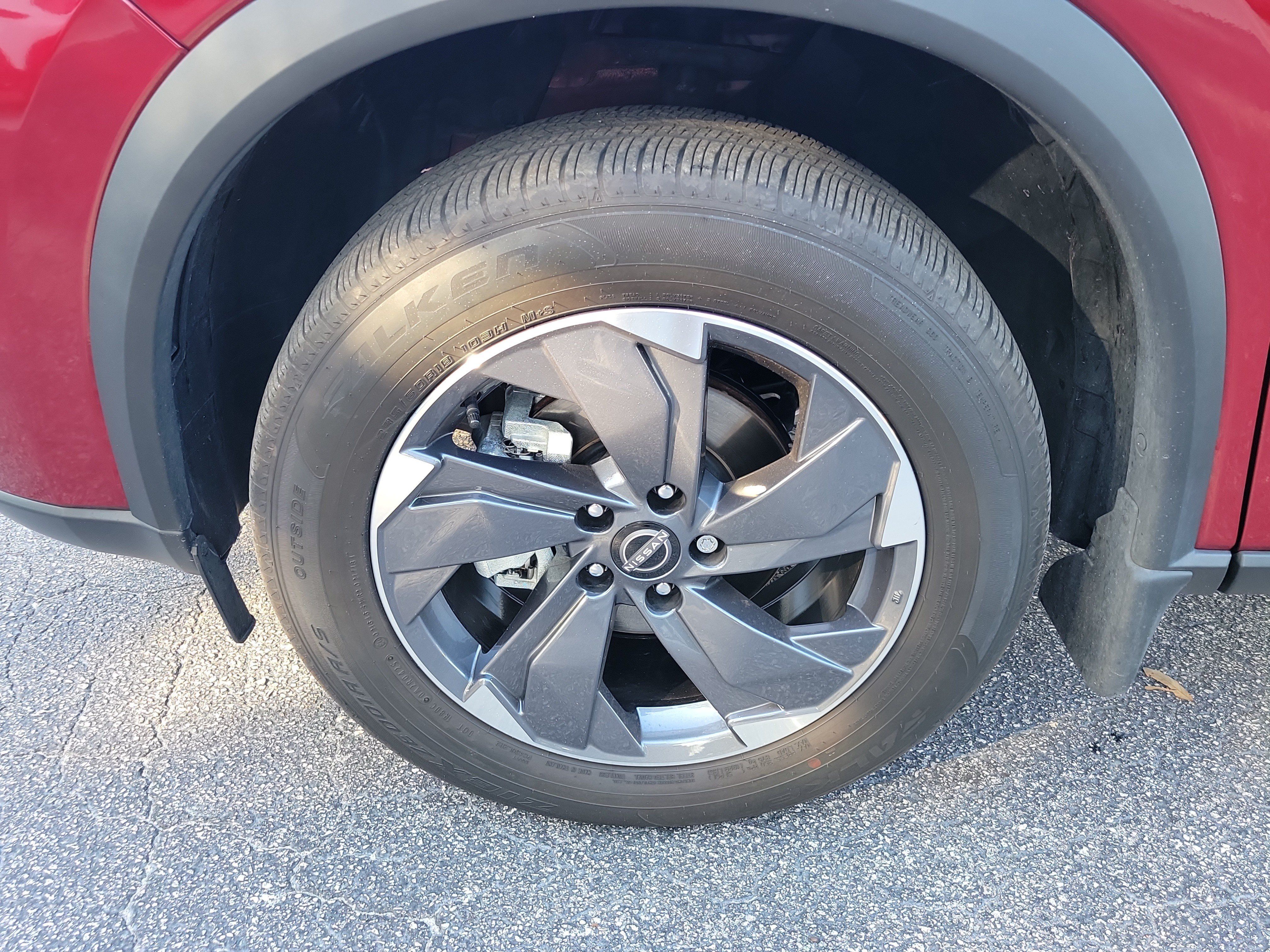 Certified 2025 Nissan Rogue SV w/ SV Premium Package FWD image 4