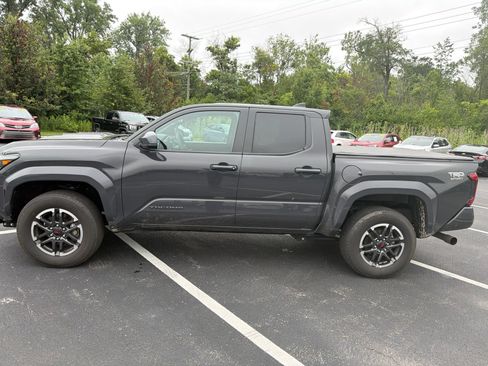 Used 2025 Toyota Tacoma TRD Sport AWD/4WD image 3