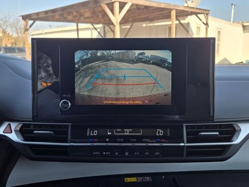 Used 2025 Toyota Sienna LE image 19