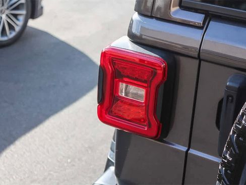 Used 2018 Jeep Wrangler Unlimited Sahara image 8