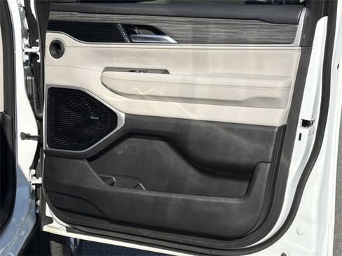 Used 2023 Jeep Wagoneer Series III w/ Premium Group I image 14