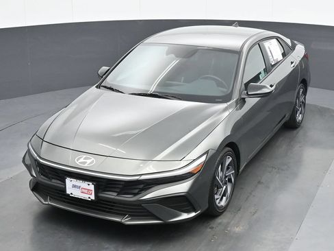 Used 2025 Hyundai Elantra Sport FWD image 16