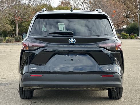 Used 2024 Toyota Sienna XLE image 5