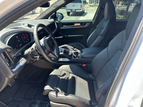 Used 2025 Porsche Cayenne Turbo AWD/4WD image 17
