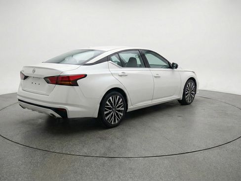 Used 2025 Nissan Altima 2.5 SV image 9