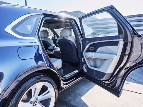 Used 2025 Bentley Bentayga Extended Wheelbase AWD/4WD image 25
