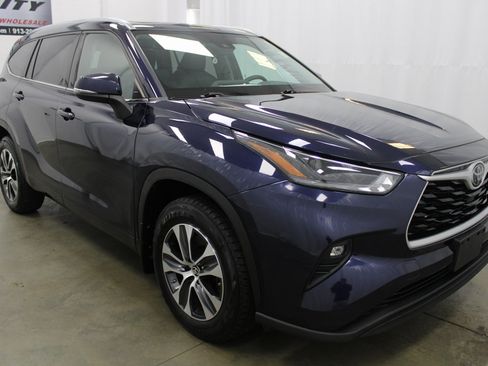 Used 2021 Toyota Highlander XLE image 3