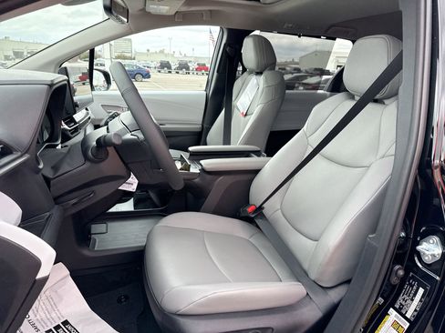 Certified 2026 Toyota Sienna XLE image 13