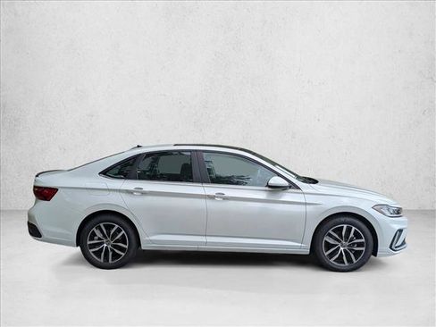 Used 2025 Volkswagen Jetta SE FWD image 9