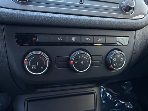 Used 2017 Volkswagen Tiguan Limited image 24