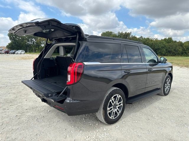 Used 2025 Ford Expedition Active AWD/4WD image 7