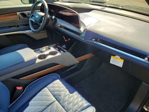 Certified 2026 Cadillac Vistiq Premium Luxury image 28