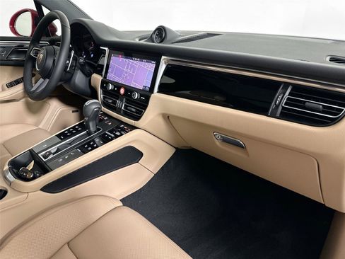 Certified 2026 Porsche Macan AWD/4WD image 29