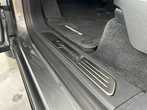 Used 2018 Porsche Cayenne AWD/4WD image 15