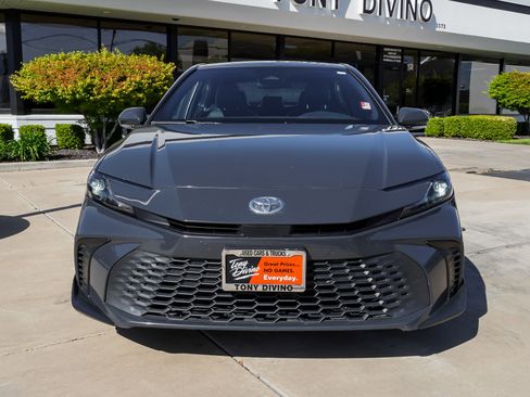 Used 2025 Toyota Camry SE FWD image 3