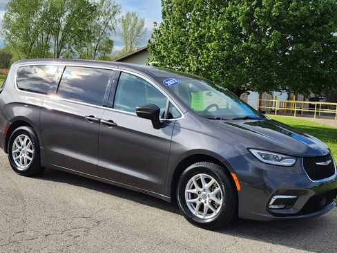 Used 2023 Chrysler Pacifica Touring-L FWD image 7