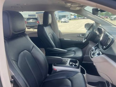 Used 2023 Chrysler Pacifica Touring-L FWD image 36