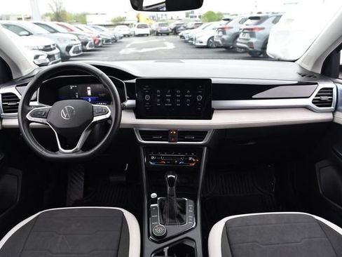 Used 2025 Volkswagen Taos SE AWD/4WD image 7