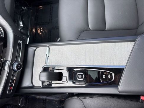 Used 2025 Volvo XC60 B5 Plus image 26