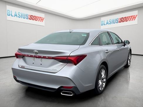 Used 2021 Toyota Avalon XLE FWD image 3