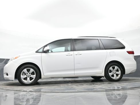 Used 2015 Toyota Sienna LE image 45