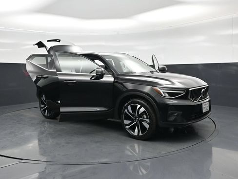 Used 2025 Volvo XC40 B5 Plus AWD/4WD image 31
