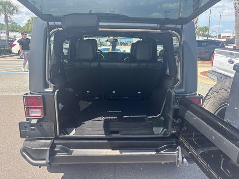 Used 2017 Jeep Wrangler Unlimited Sahara AWD/4WD image 9