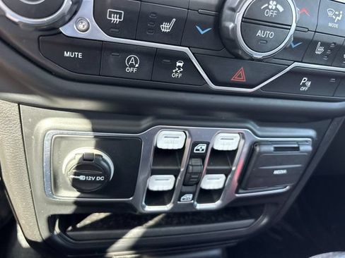 Used 2018 Jeep Wrangler Unlimited Sahara AWD/4WD image 36