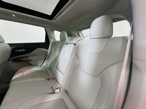 Used 2020 Jeep Cherokee Limited image 24